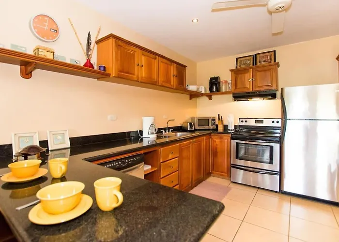 Hébergement de vacances Cozy Ground-floor With Community Pool, Rancho And Lush Garden Views